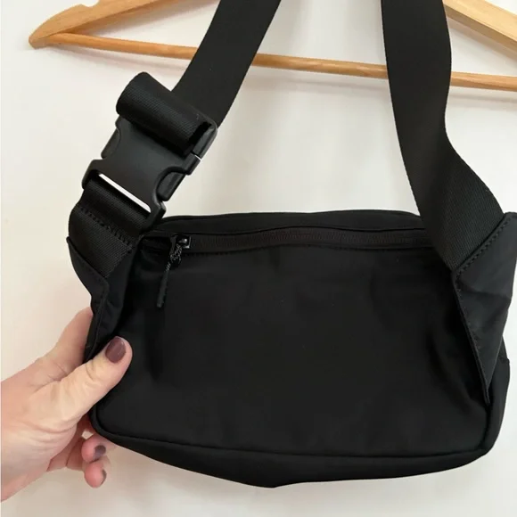 New Lululemon Everywhere Cross Body Bag in Black - Picture 4 of 5